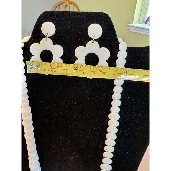 Vintage 1970s White Mod Plastic Bead Necklace & Flower Power Drop Earrings Set - Picture 4 of 9